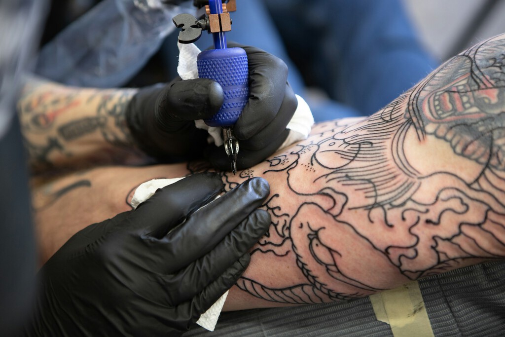 La industria del tatuaje, en crisis: más arrepentimiento, más clínicas de borrado y profesionales que viven peor que antes